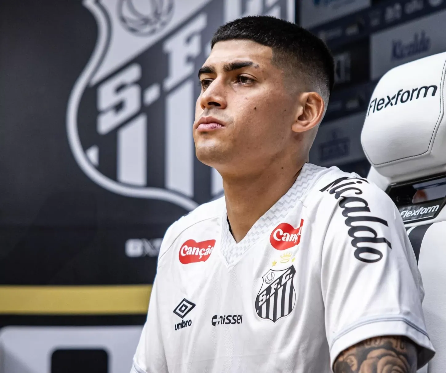 Adonis Frías revela variações na linha defensiva com esquema de três zagueiros