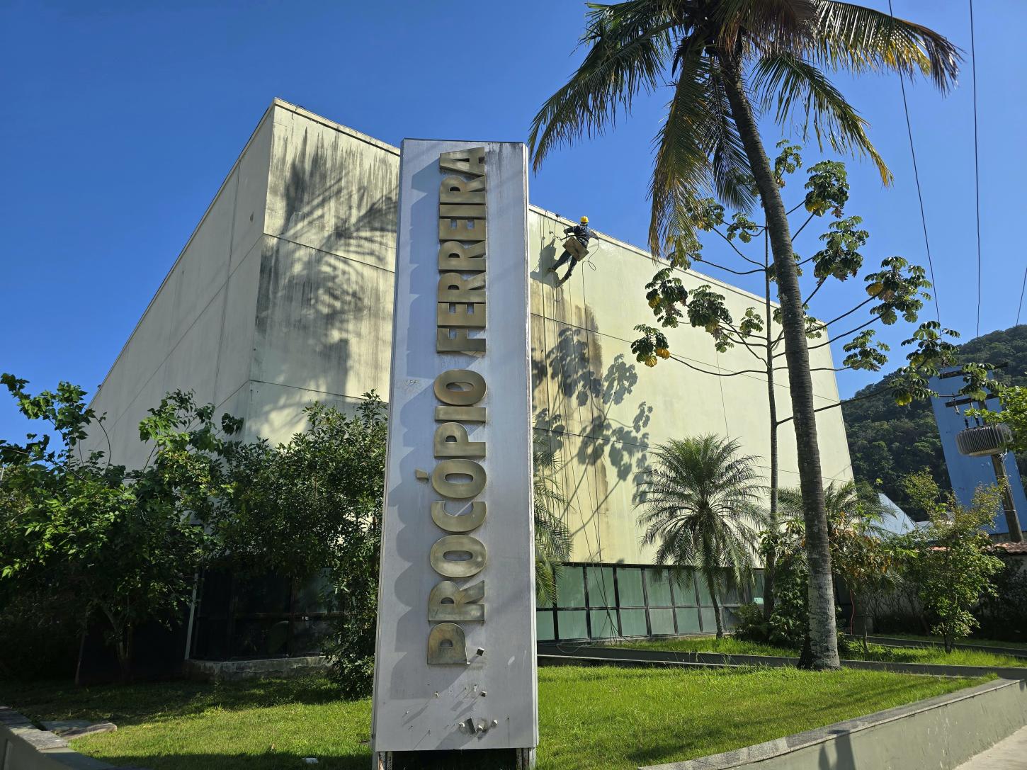Guarujá realiza serviços de reforma no Teatro Procópio Ferreira