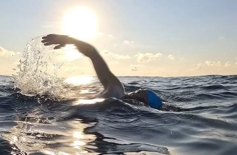 Guarujaense faz história e nada 42 km de Porto Santo até a Ilha da Madeira