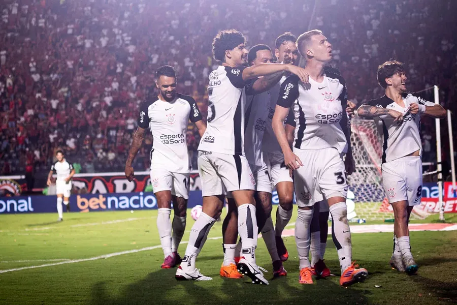 Corinthians bate Vitória no Barradão e se distancia da zona do rebaixamento