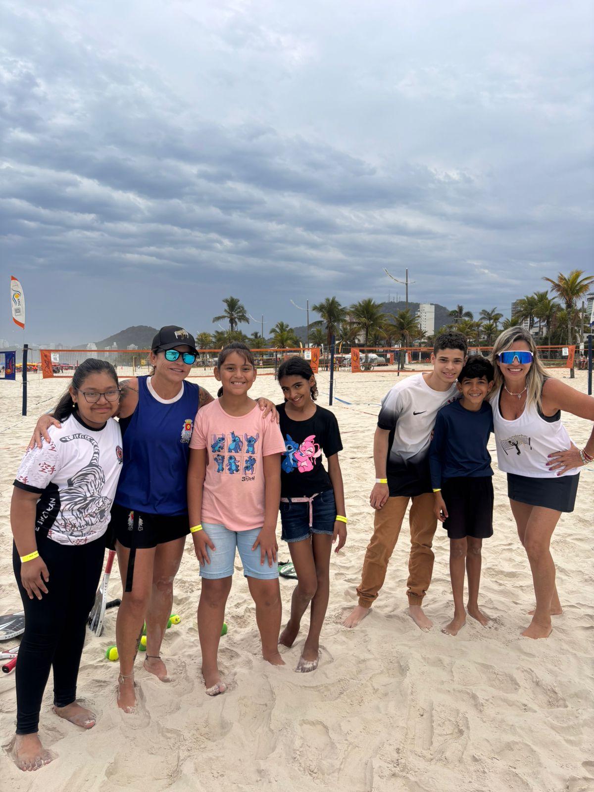 Crianças do Cantagalo conheceram o Beach Tênis na Praia da Enseada