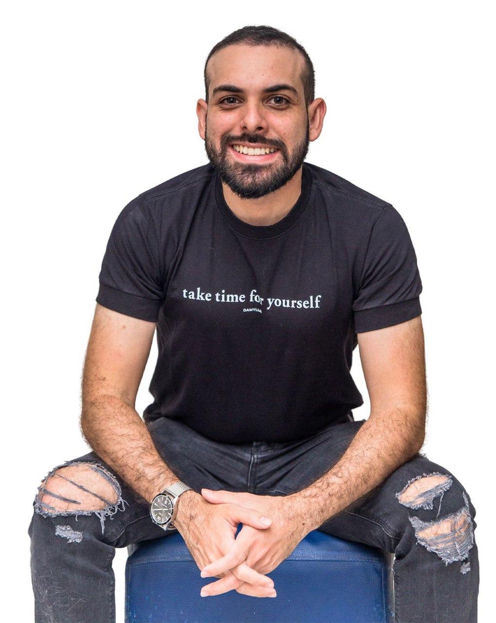 Ítalo Sena apresenta seu novo stand-up em Guarujá neste domingo (5)