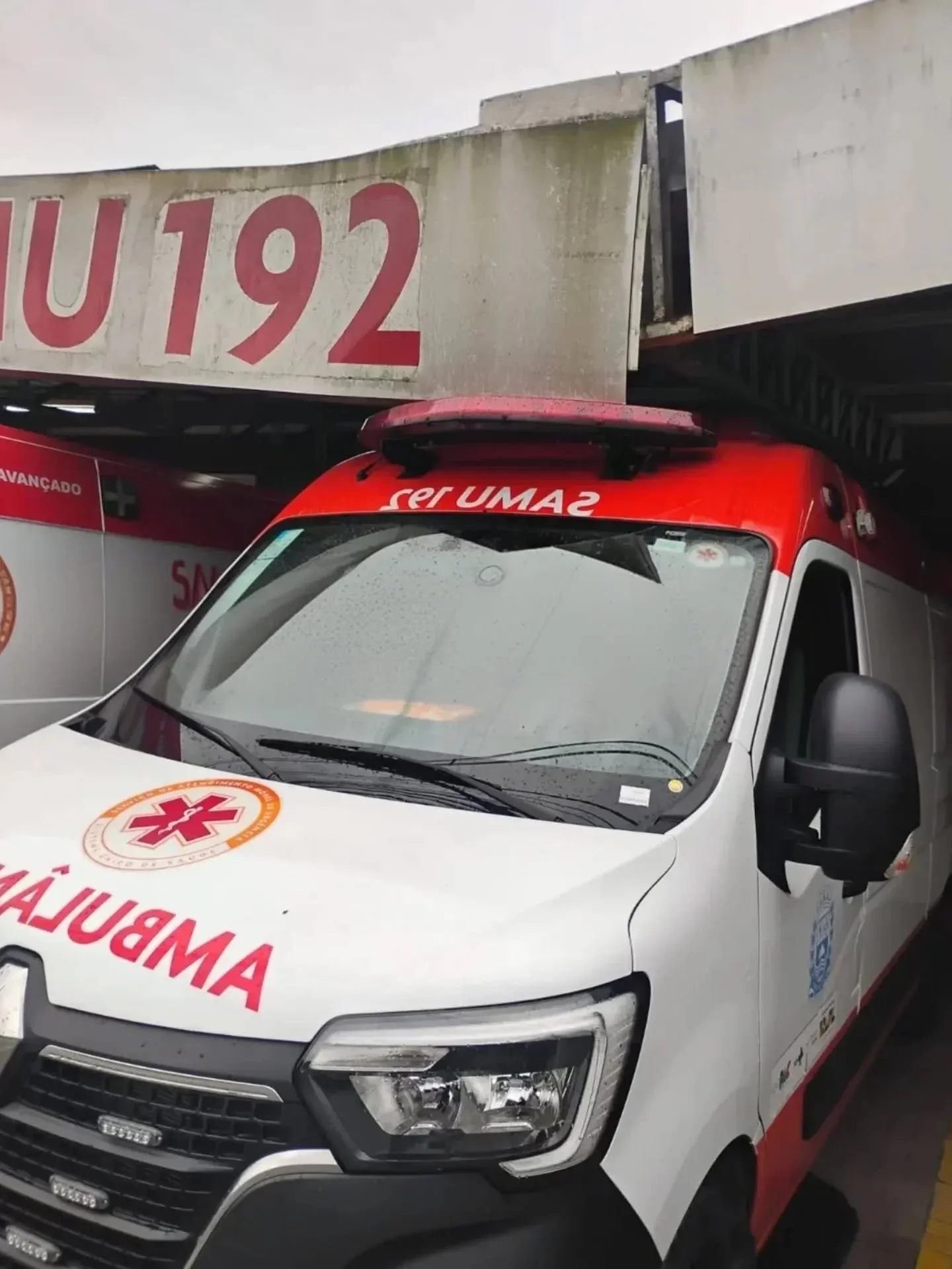 Teto de base do Samu desaba em cima de ambulância em Praia Grande