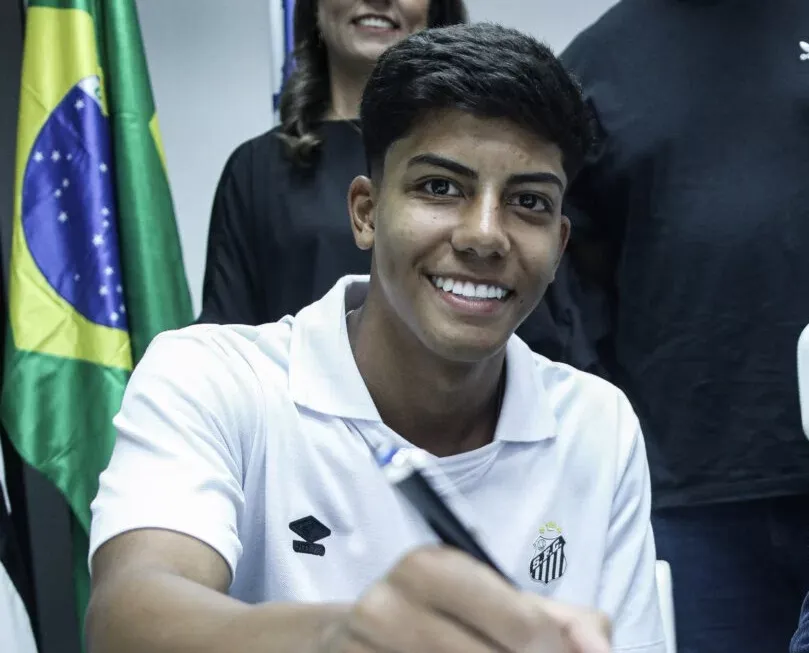Volante Mateus Mendes assina primeiro contrato profissional com o Santos