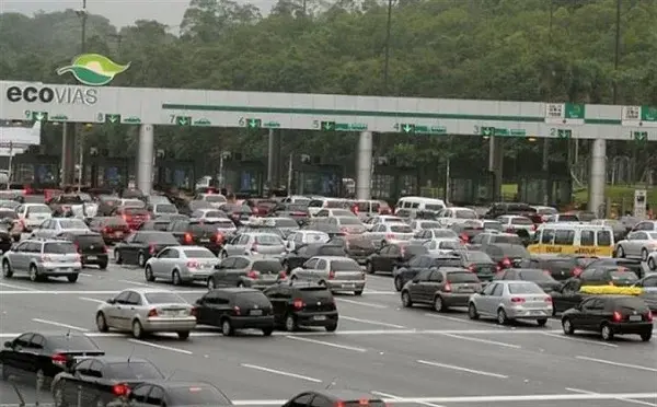 Cerca de 300 mil veículos devem descer a serra para no feriado prolongado