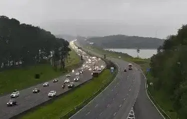 Congestionamento rumo a SP soma 32 km e movimento supera estimativa da Ecovias