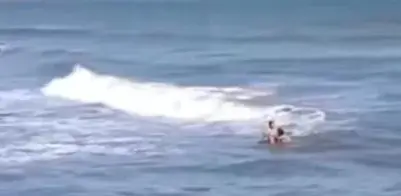 Dois jovens são flagrados caindo em bancada de areia no mar em Santos