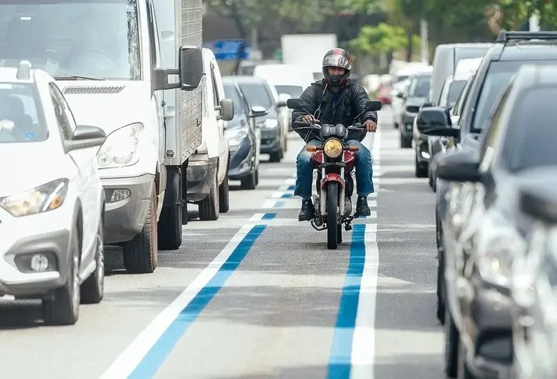 Governo Lula vai liberar faixa azul para motos em todas as cidades do país