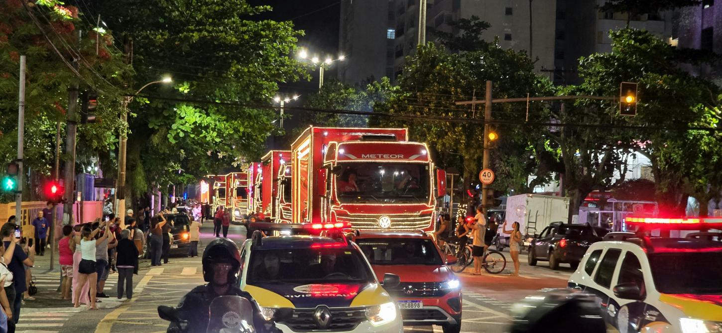 Guarujá reúne quase 35 mil pessoas na Caravana de Natal da Coca-Cola