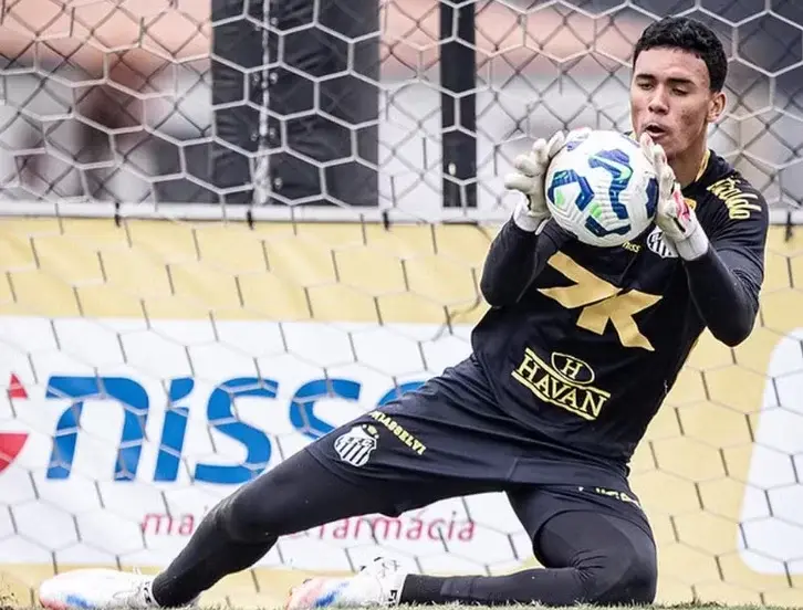 Herói do Brasil sub-17 treina com o ídolo Neymar e aguarda chance no Santos