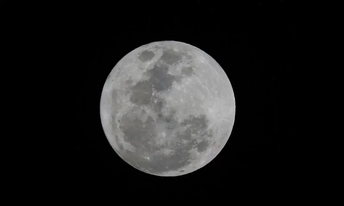 Superlua ilumina o céu nesta quarta-feira pela penúltima vez no ano