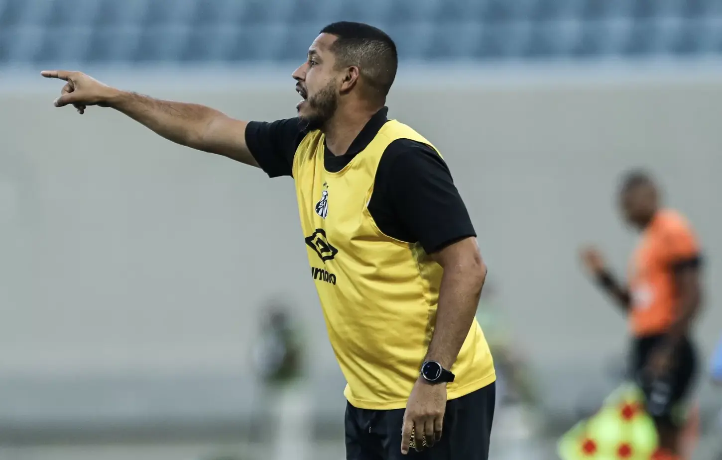 “Trabalhamos para formar vencedores”, diz técnico do Santos sub-20 antes de final contra o São Paulo