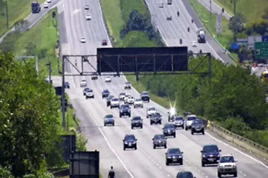 Estradas da região registram trânsito lento no início da tarde deste sábado