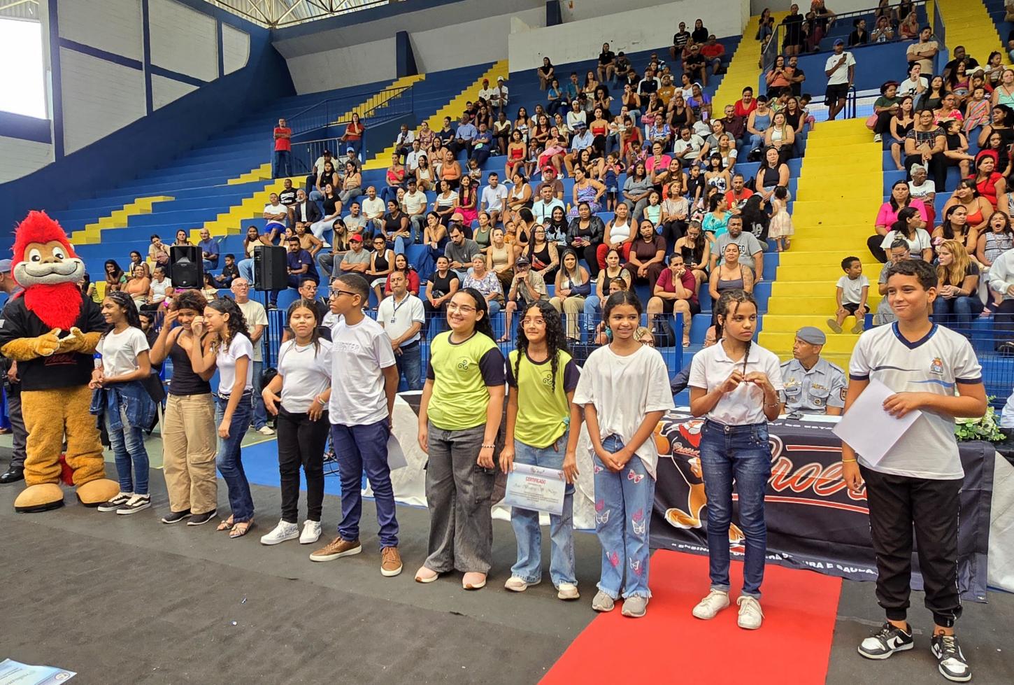 Formatura do Proerd certifica 370 alunos em Guarujá