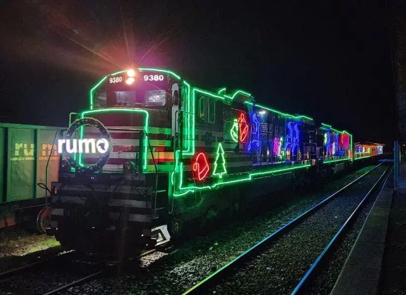 Locomotiva iluminada levará magia do Natal ao Parque Valongo, em Santos