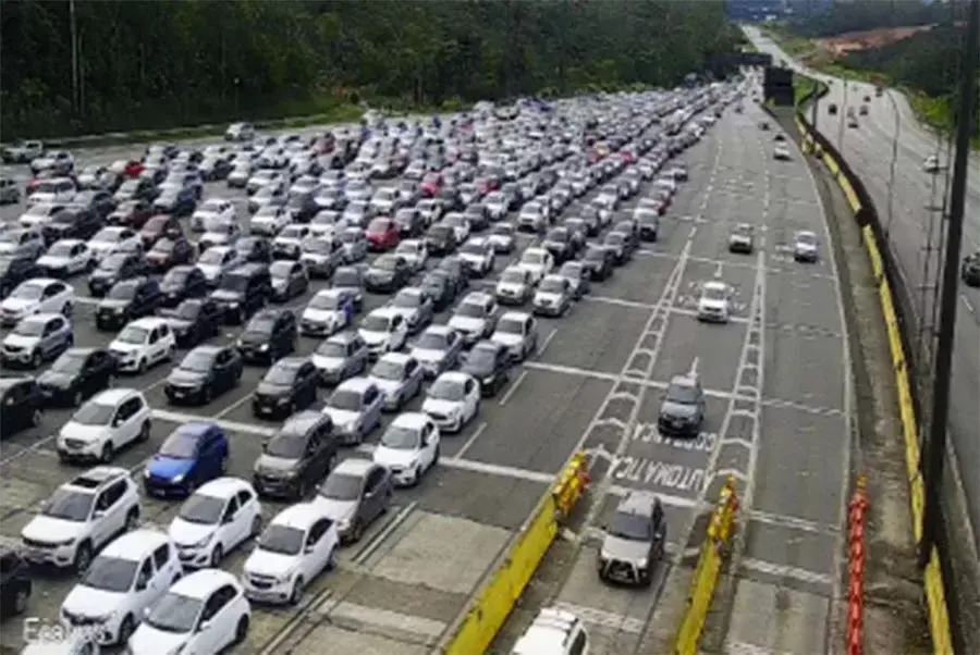 Mais de 200 mil veículos já desceram a serra em direção à Baixada Santista para o Réveillon