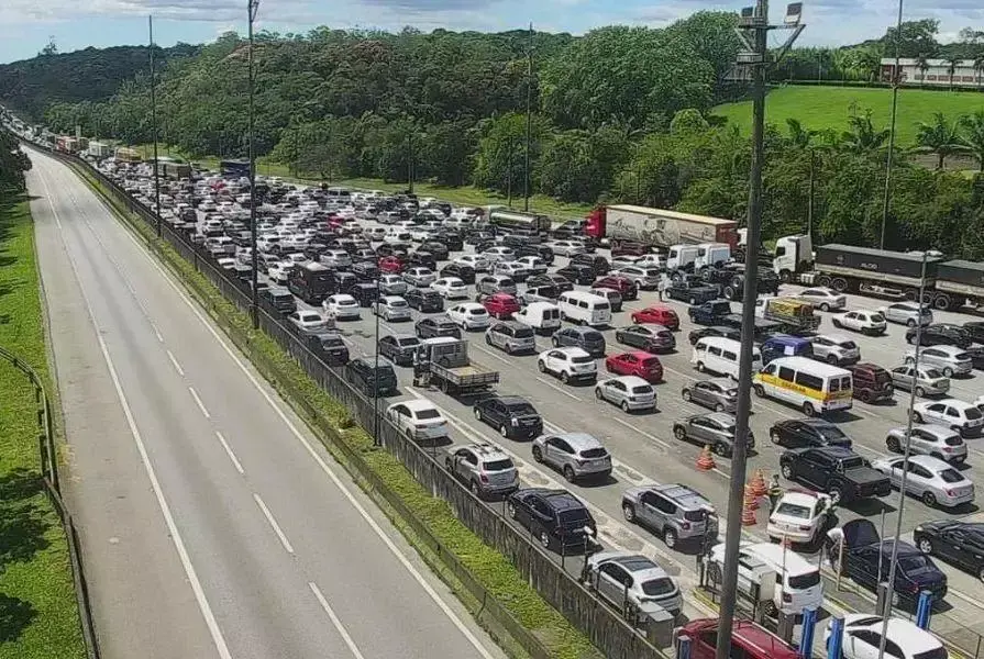 Mais de 500 mil veículos são esperados no Ano-Novo no litoral de São Paulo; veja a programação nas estradas 