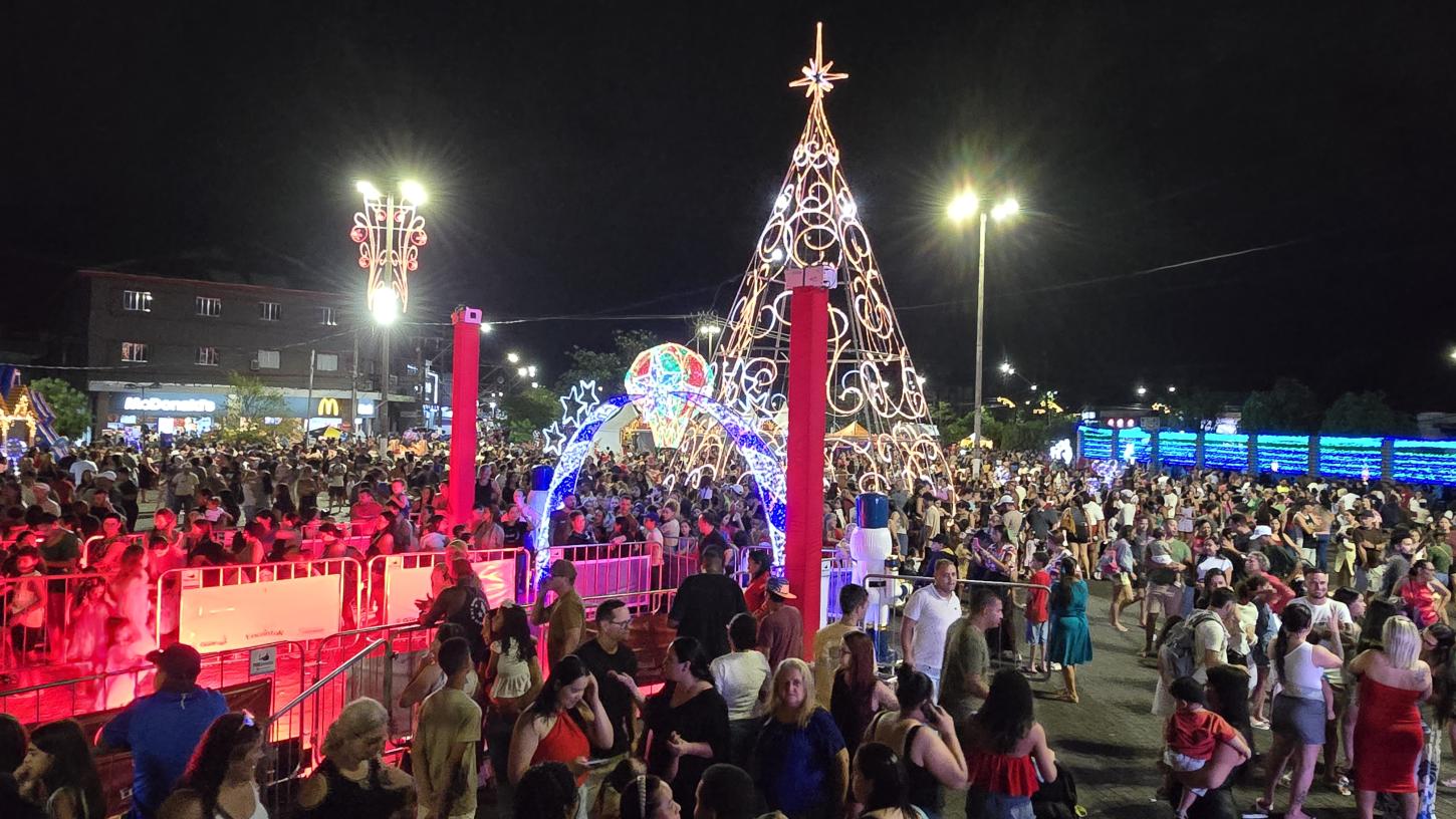 Mais de 6 mil pessoas prestigiam abertura do Natal de Encantos na Praça 14 Bis