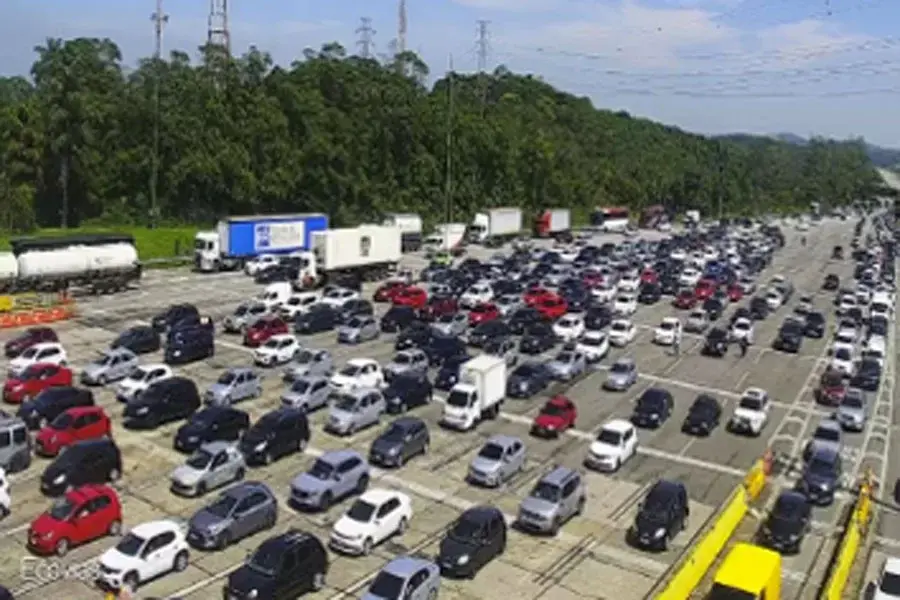 Motoristas enfrentam congestionamento na Anchieta e na Imigrantes no sentido litoral
