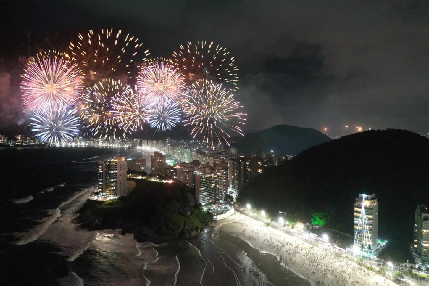 Queima de fogos no Réveillon nas praias de Guarujá tem licitação aberta no litoral de São Paulo
