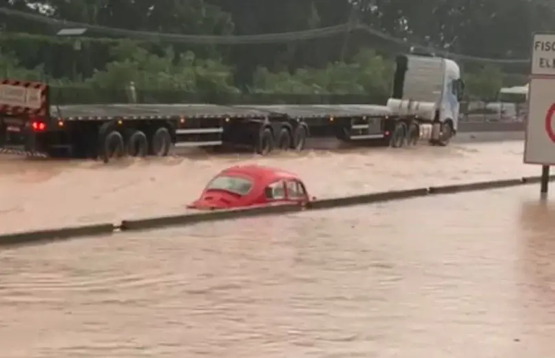 Temporal na Baixada Santista provoca alagamento e interdita rodovia em Cubatão; VÍDEO