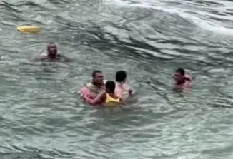 Bombeiros resgatam banhista arrastado por correnteza na Praia do Tombo, em Guarujá