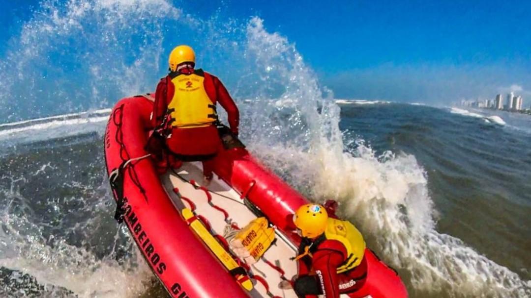 Bombeiros salvam mais de mil pessoas nas praias do litoral de SP desde dezembro