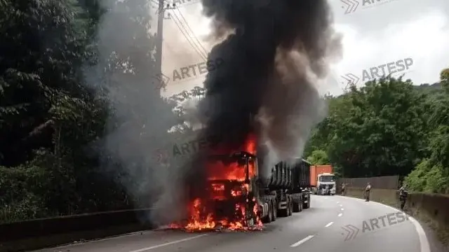Carreta pega fogo, bloqueia descida da Anchieta e trava trânsito em Cubatão