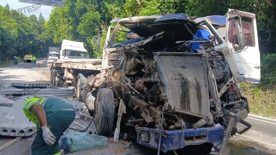 Colisão entre carretas e caminhão deixa cabine de veículo destruída na Rodovia dos Imigrantes