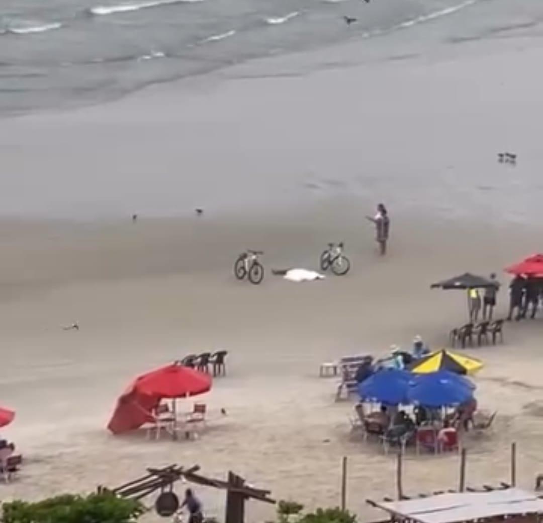 Corpo é encontrado por surfista na Praia das Pitangueiras, em Guarujá