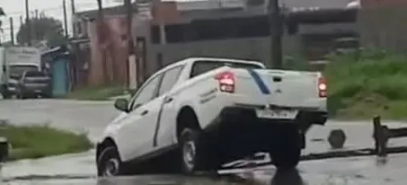 Cratera se abre após temporal em Mongaguá e carro da prefeitura cai em buraco