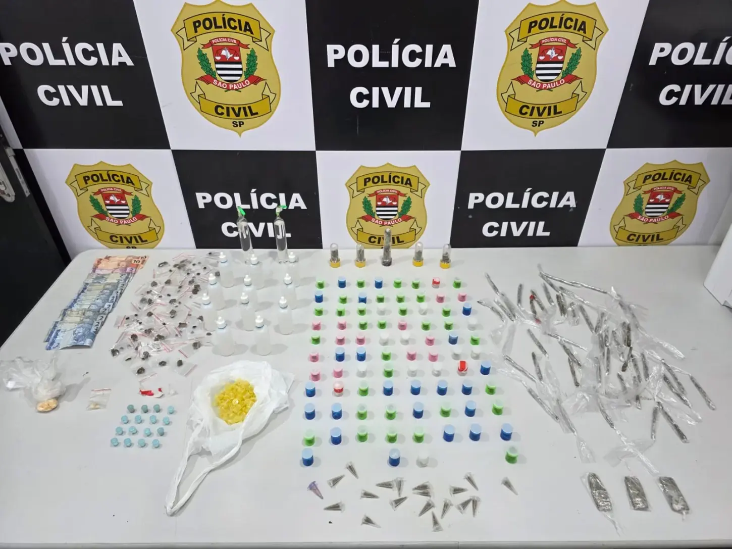 Dois suspeitos são presos e mais de 300 porções de drogas apreendidas em São Vicente