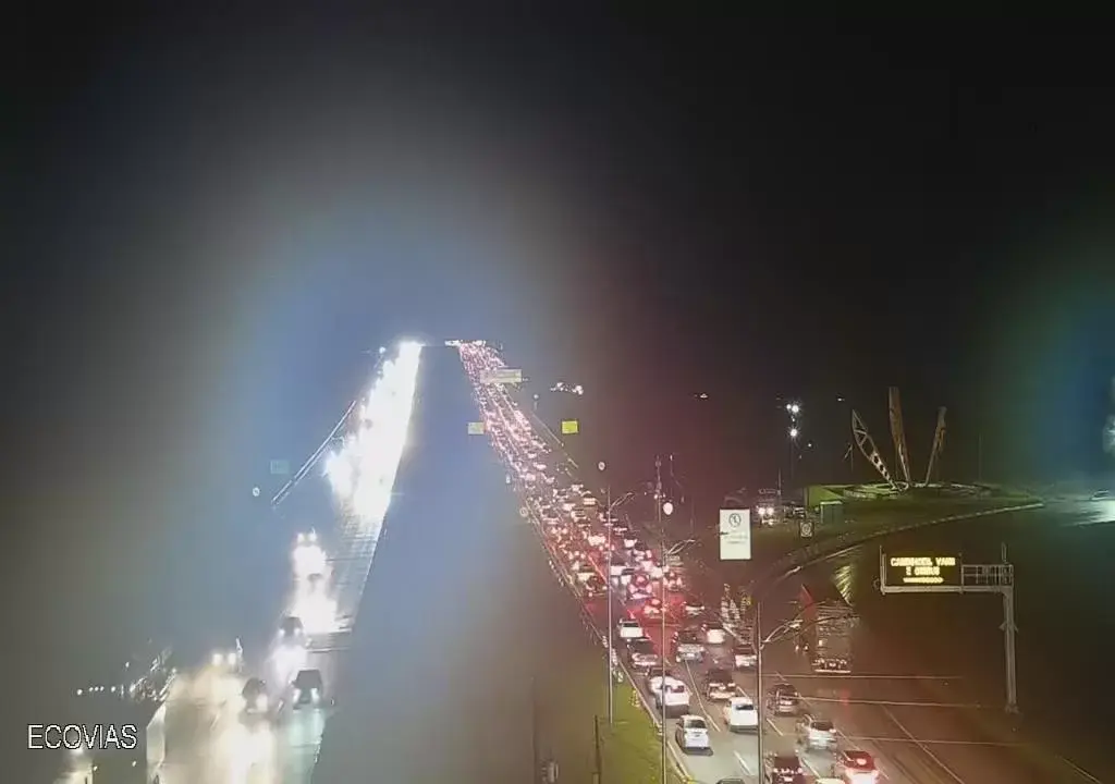 Estradas que ligam a Baixada Santista à Capital somam cerca de 30 km de lentidão nesta sexta