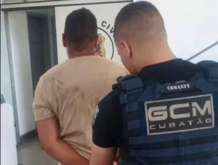 Homem é contido com spray de pimenta após agredir mulher dentro de ônibus em Cubatão