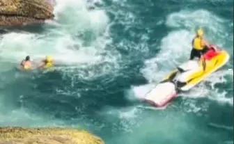 Homem é resgatado após cair de caiaque e ficar preso entre pedras em Guarujá