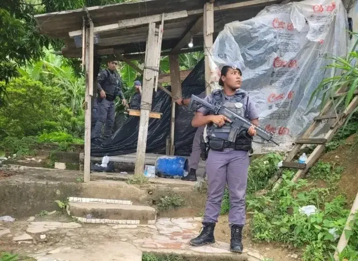 Homem foge e abandona drogas durante ação da PM em Guarujá