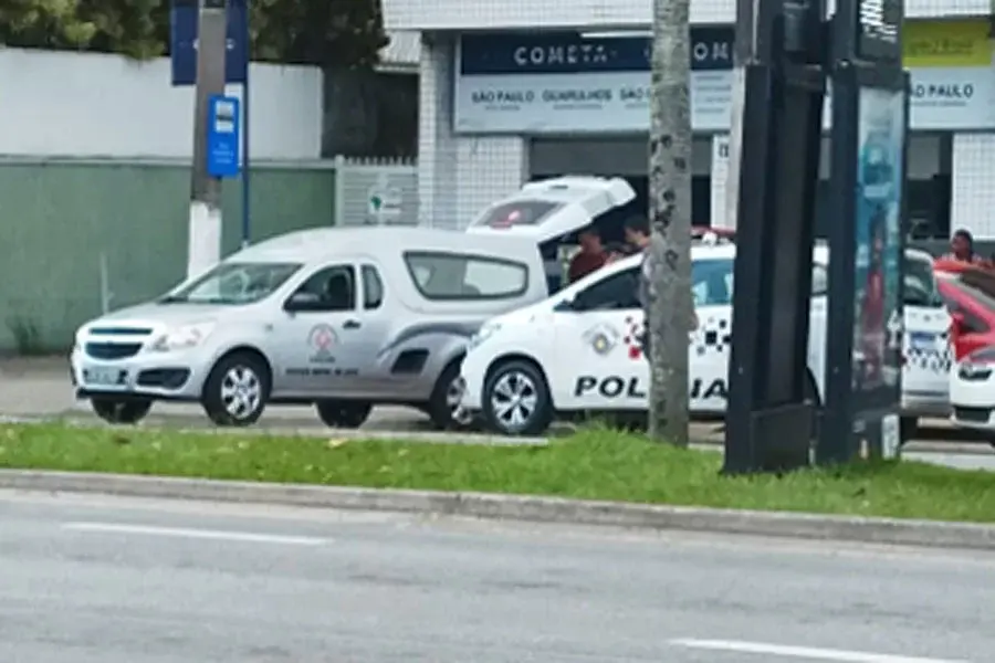 Idoso morre após passar mal dentro de carro na Ponta da Praia, em Santos