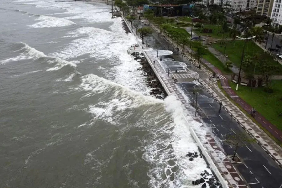 Maré elevada e ondas acima de 2,7 metros mantêm Baixada Santista em estado de atenção