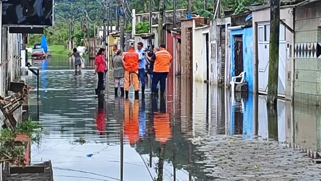 Mongaguá decreta situação de emergência após chuvas intensas e alagamentos generalizados