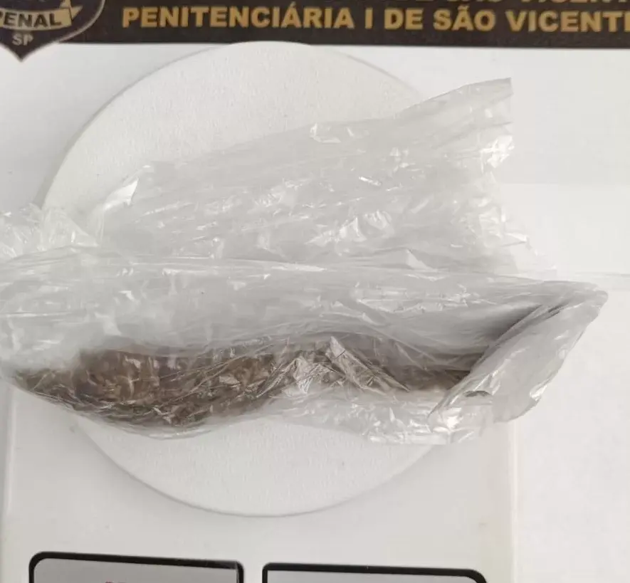 Mulher de preso é flagrada com maconha no sutiã ao tentar visitá-lo na prisão em São Vicente