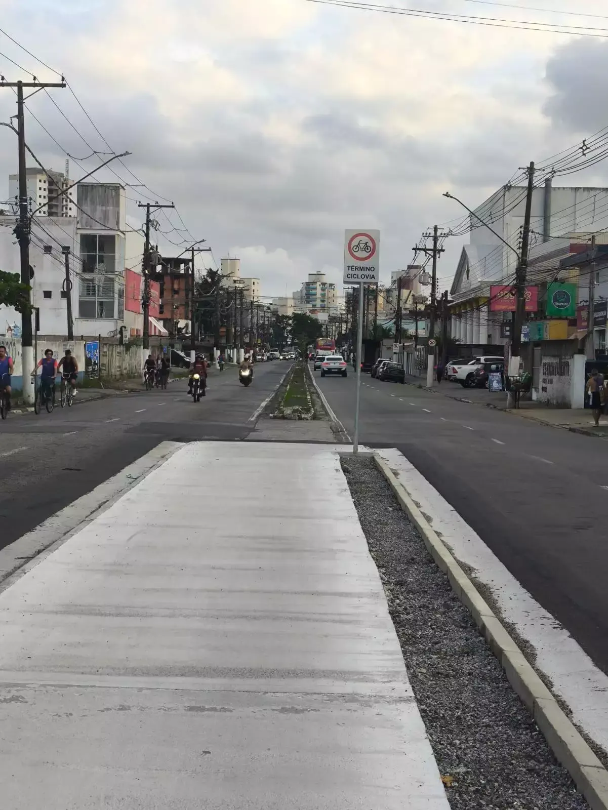 Nova ciclovia de Guarujá tem obra paralisada, afeta trânsito e revolta moradores no litoral de São Paulo; entenda