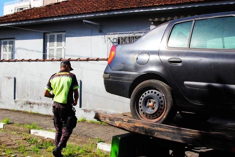 Operação Lata Velha remove 30 veículos abandonados em uma semana em São Vicente
