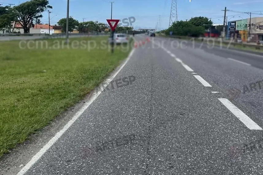 Pedestre morre após ser atropelado e arremessado a 40 metros em Mongaguá