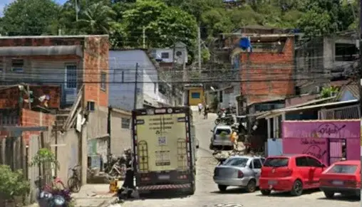 PM é atingido por tiro no colete balístico durante ataque a viatura em Guarujá