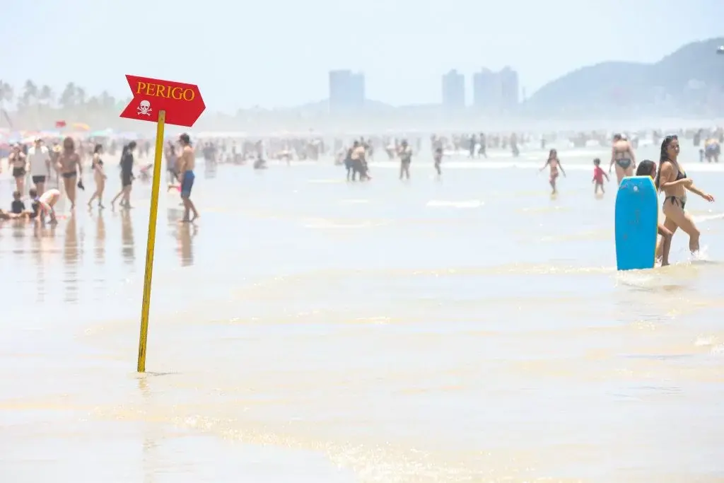 Praias do litoral de SP têm segurança reforçada após recorde de salvamentos