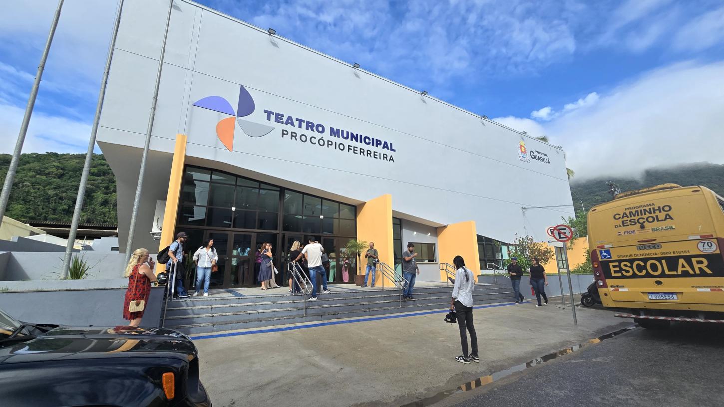 Prefeitura de Guarujá inicia entrega de notebooks a professores da rede municipal
