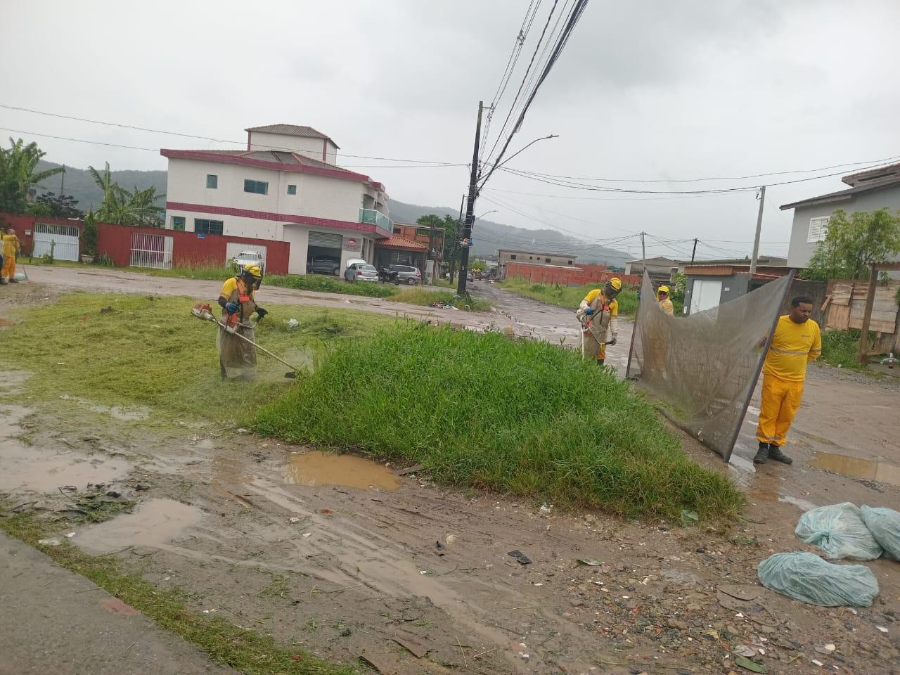 Prefeitura de Guarujá intensifica serviços de zeladoria por diversos bairros
