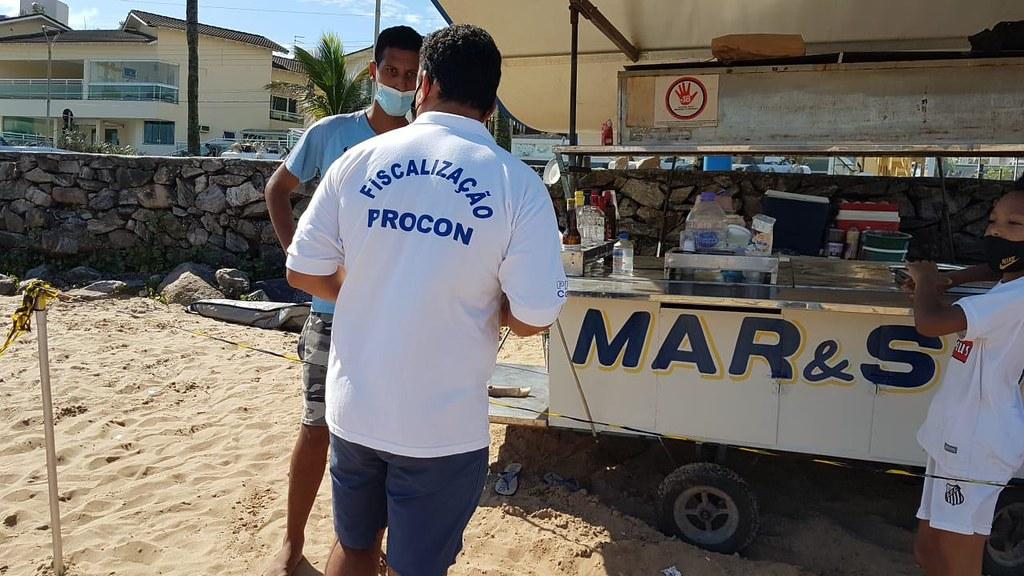 Procon Guarujá realiza operação especial para coibir práticas abusivas nas praias