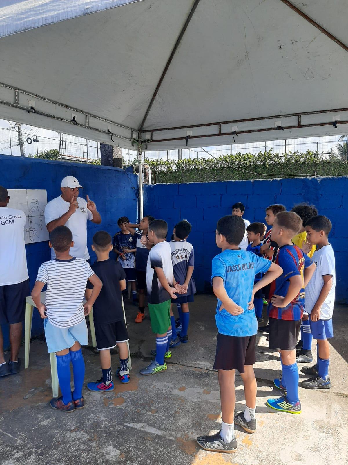 Projeto da Guarda Municipal abre 200 vagas para aulas de futsal e voleibol em Guarujá