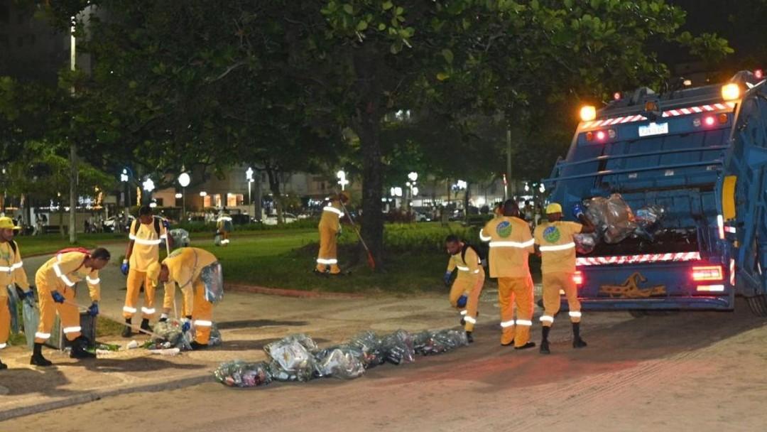 Quase 900 toneladas de lixo são retiradas das praias do litoral de SP após Réveillon